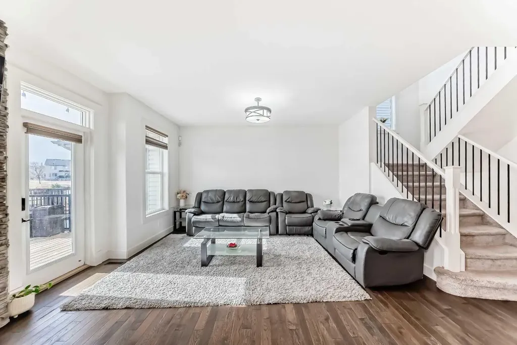 322 Reunion Green NW Airdrie AB T4B 3W5