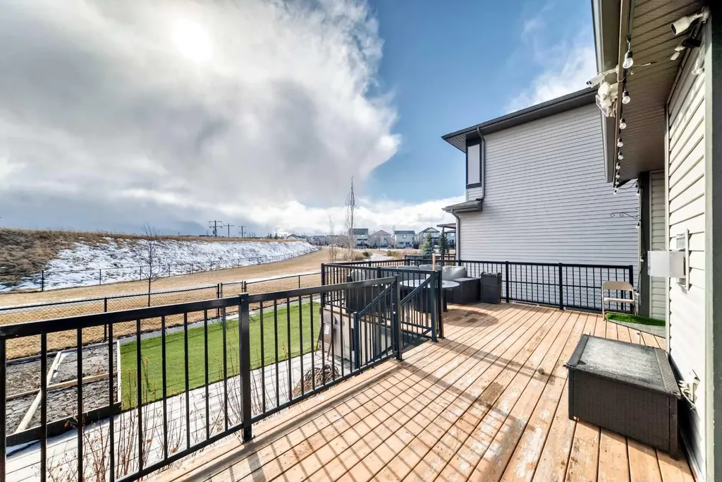 322 Reunion Green NW Airdrie AB T4B 3W5