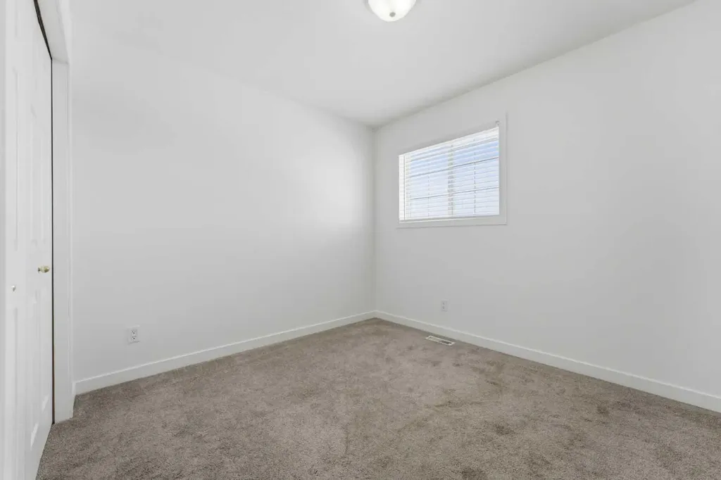 12 Silver Creek Boulevard NW Airdrie AB T4B 2R2