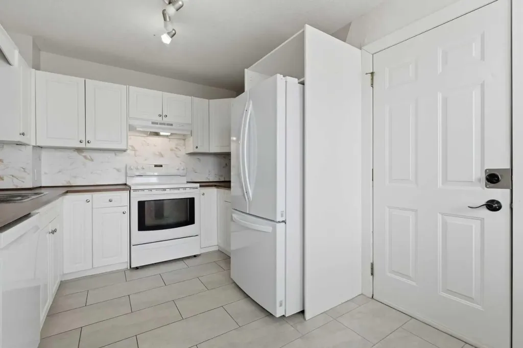12 Silver Creek Boulevard NW Airdrie AB T4B 2R2