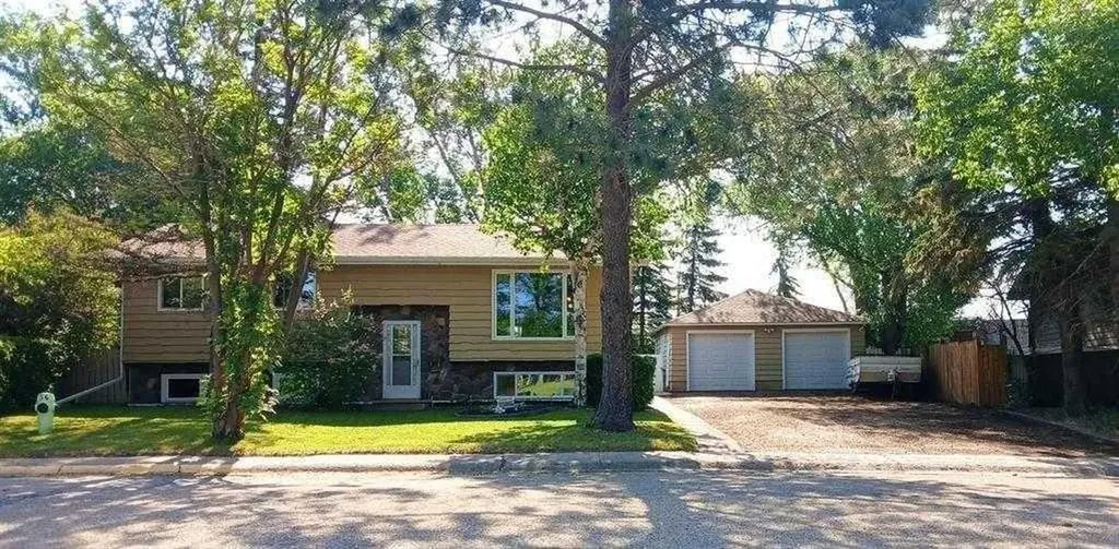 3808 49a Avenue Innisfail AB T4G 1J2