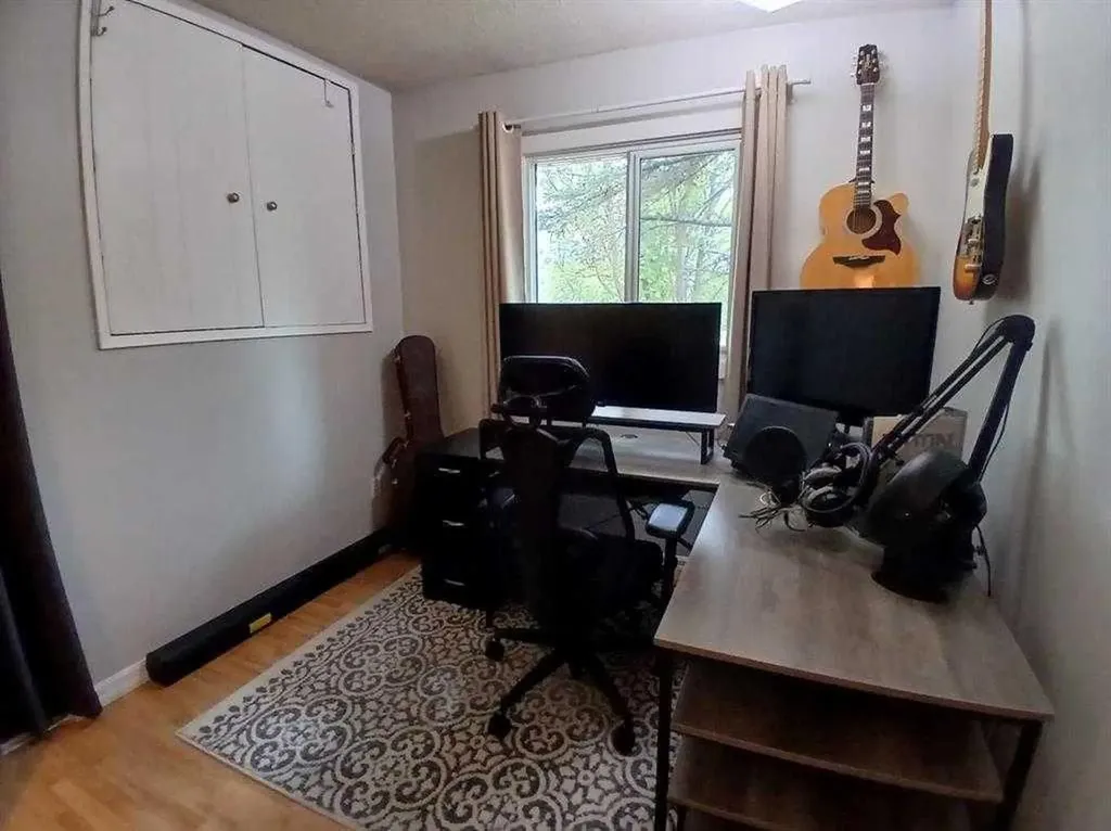 3808 49a Avenue Innisfail AB T4G 1J2