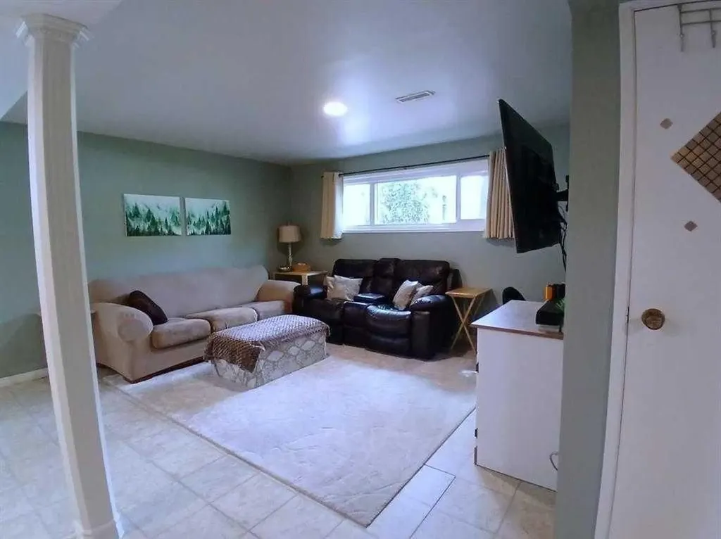 3808 49a Avenue Innisfail AB T4G 1J2