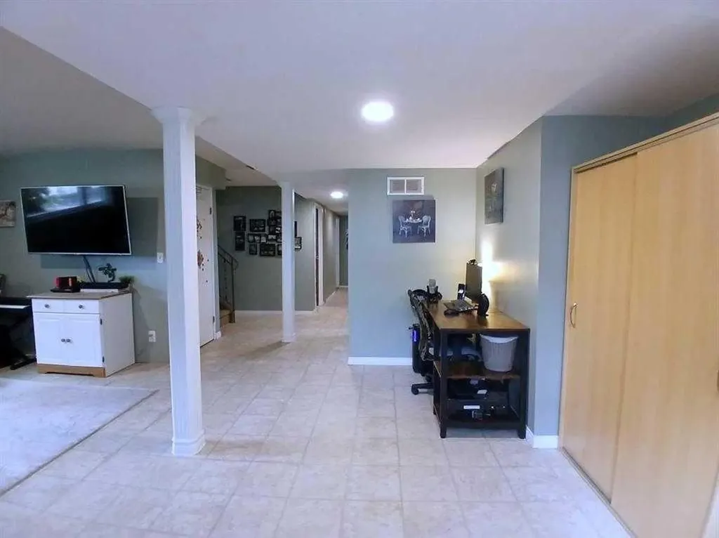 3808 49a Avenue Innisfail AB T4G 1J2