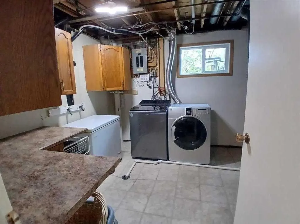 3808 49a Avenue Innisfail AB T4G 1J2