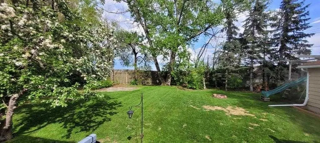 3808 49a Avenue Innisfail AB T4G 1J2