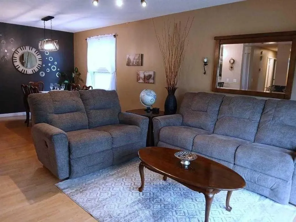 3808 49a Avenue Innisfail AB T4G 1J2