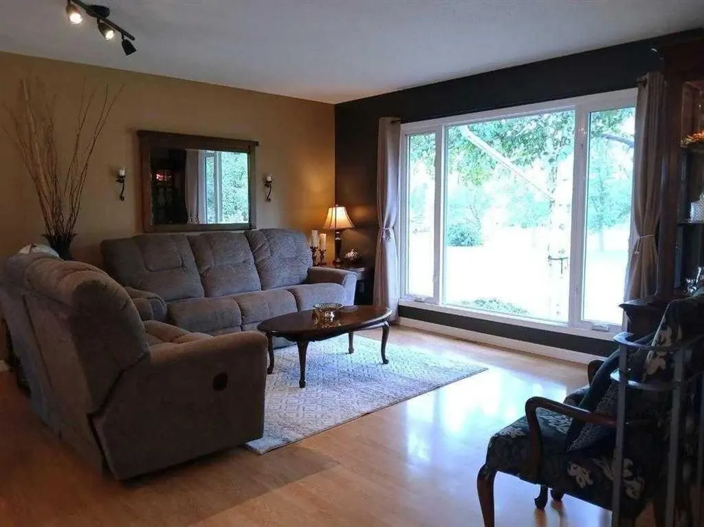 3808 49a Avenue Innisfail AB T4G 1J2