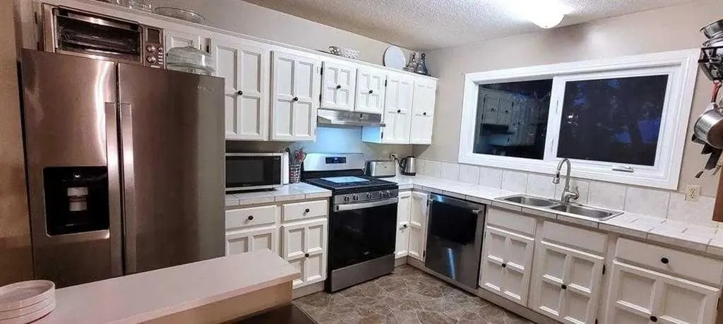 3808 49a Avenue Innisfail AB T4G 1J2