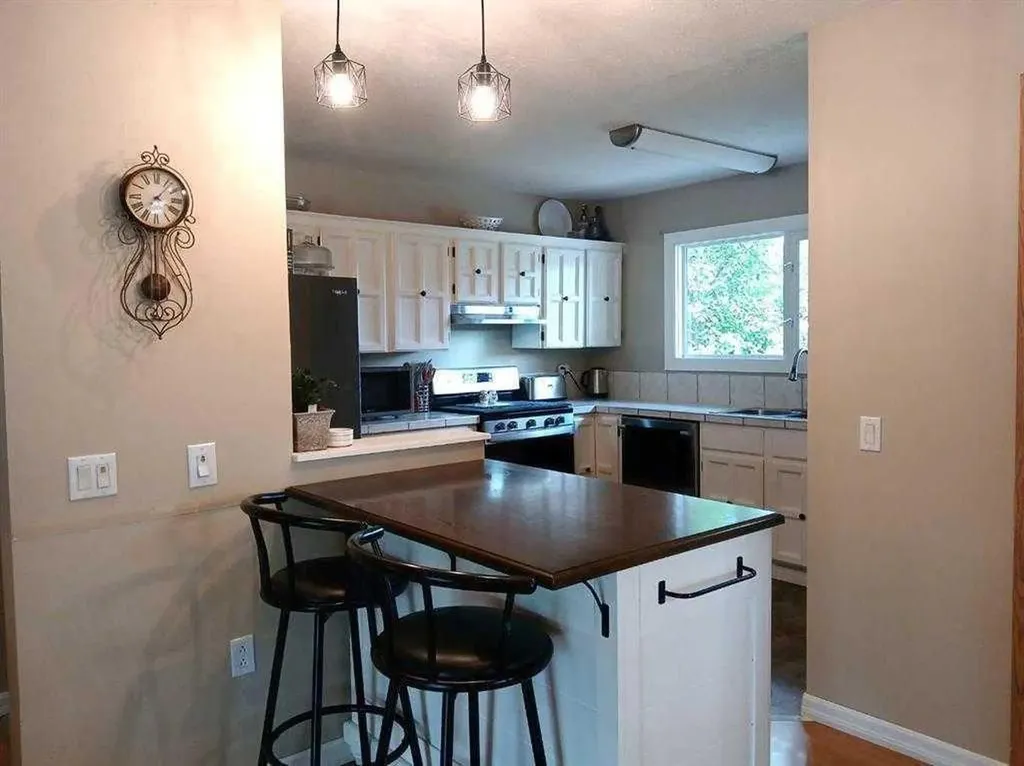 3808 49a Avenue Innisfail AB T4G 1J2
