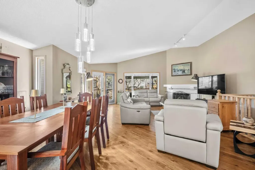 444 Sierra Morena Court SW Calgary AB T3H 3A6