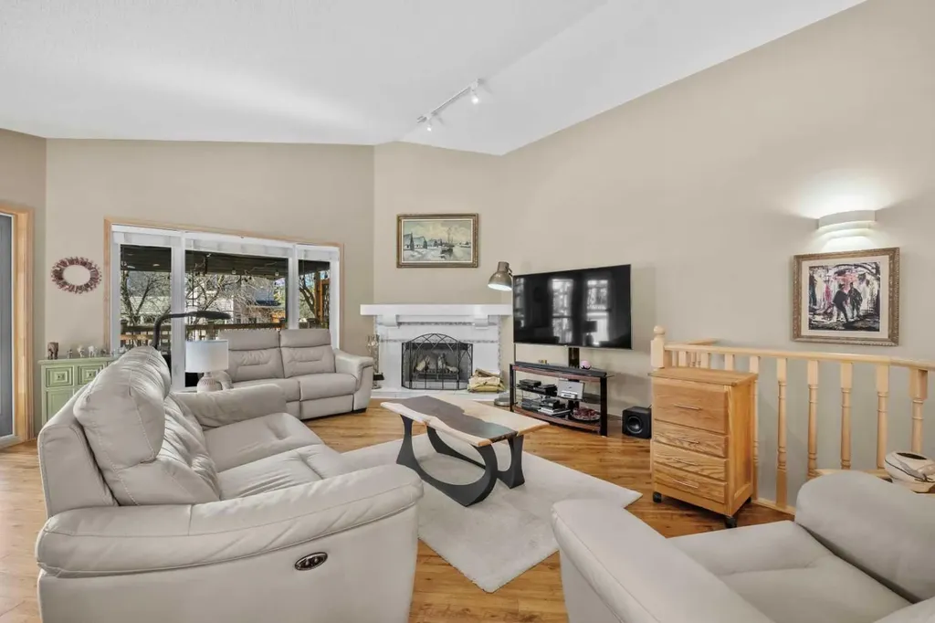 444 Sierra Morena Court SW Calgary AB T3H 3A6