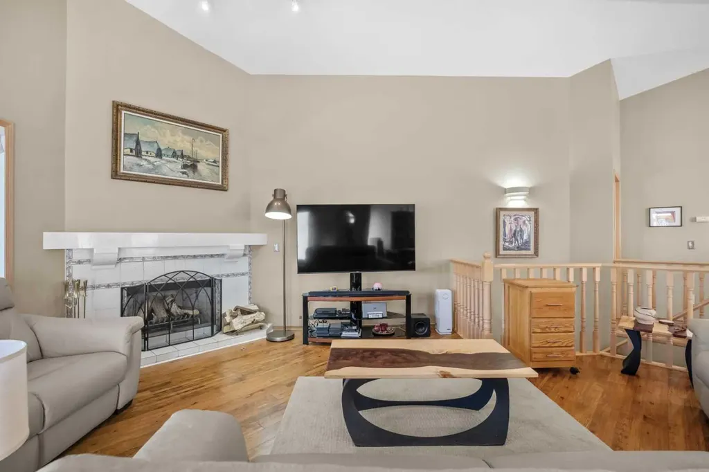 444 Sierra Morena Court SW Calgary AB T3H 3A6
