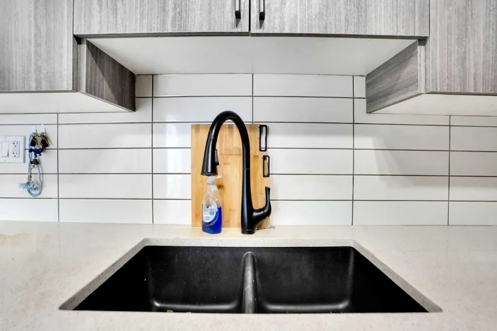 6118 80 Avenue NE Calgary AB T3J 0S6