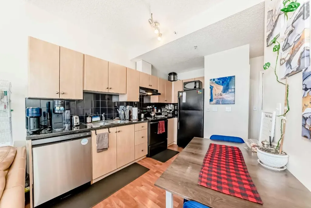 1053 10 Street SW Calgary AB T2R 1S6