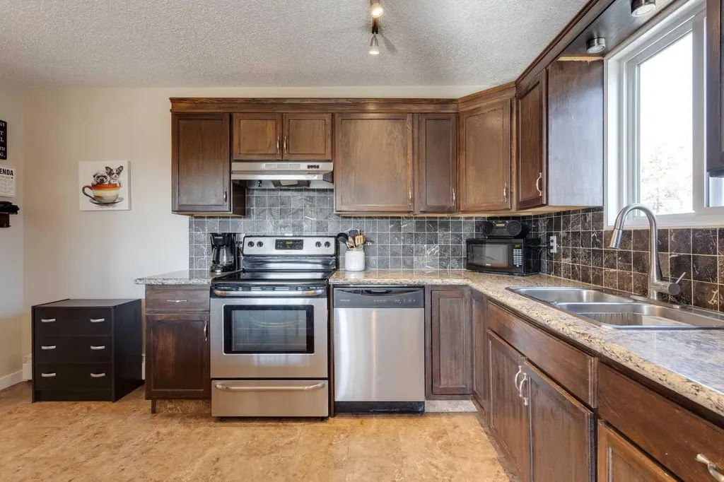 2203 14 Street SW Calgary AB T2T3T2