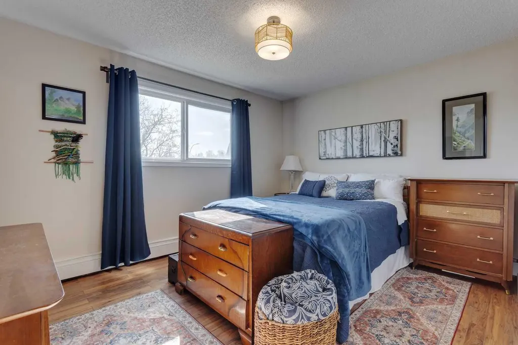 2203 14 Street SW Calgary AB T2T3T2