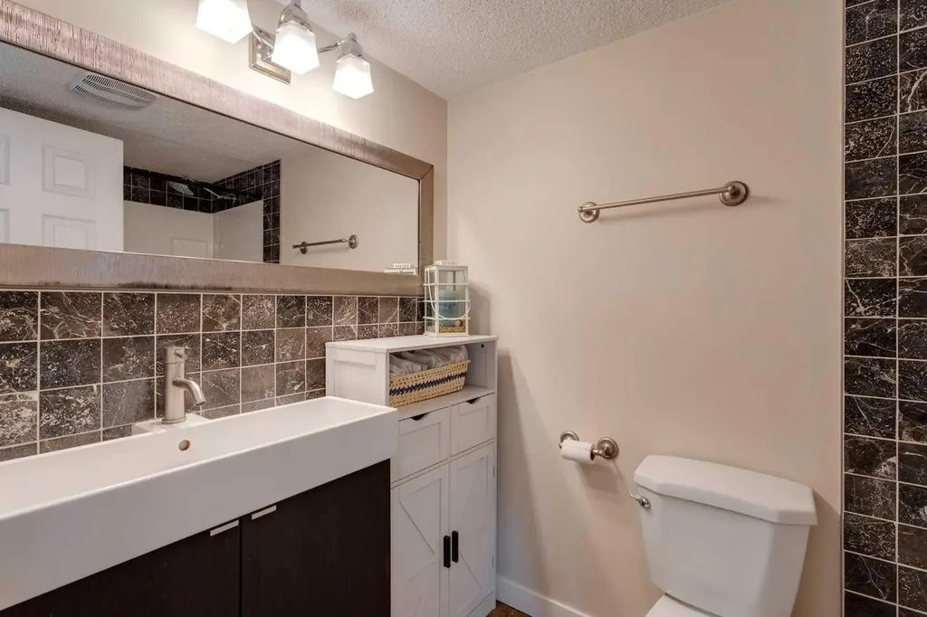 2203 14 Street SW Calgary AB T2T3T2