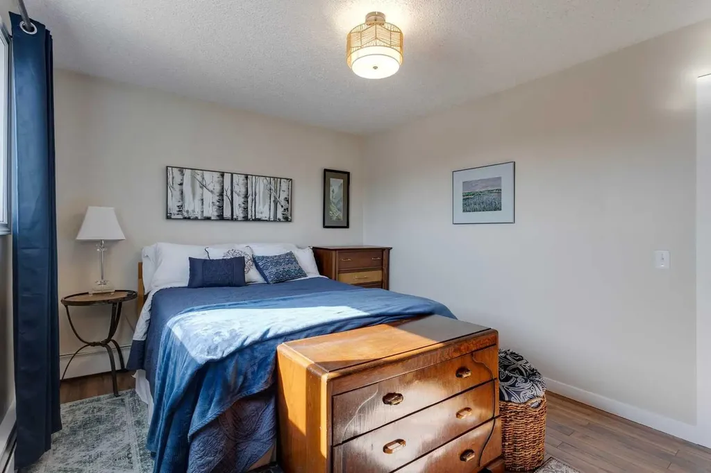 2203 14 Street SW Calgary AB T2T3T2