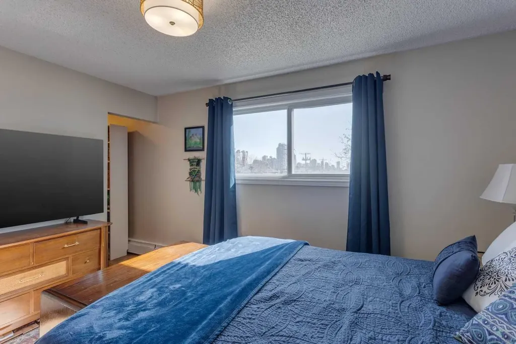 2203 14 Street SW Calgary AB T2T3T2