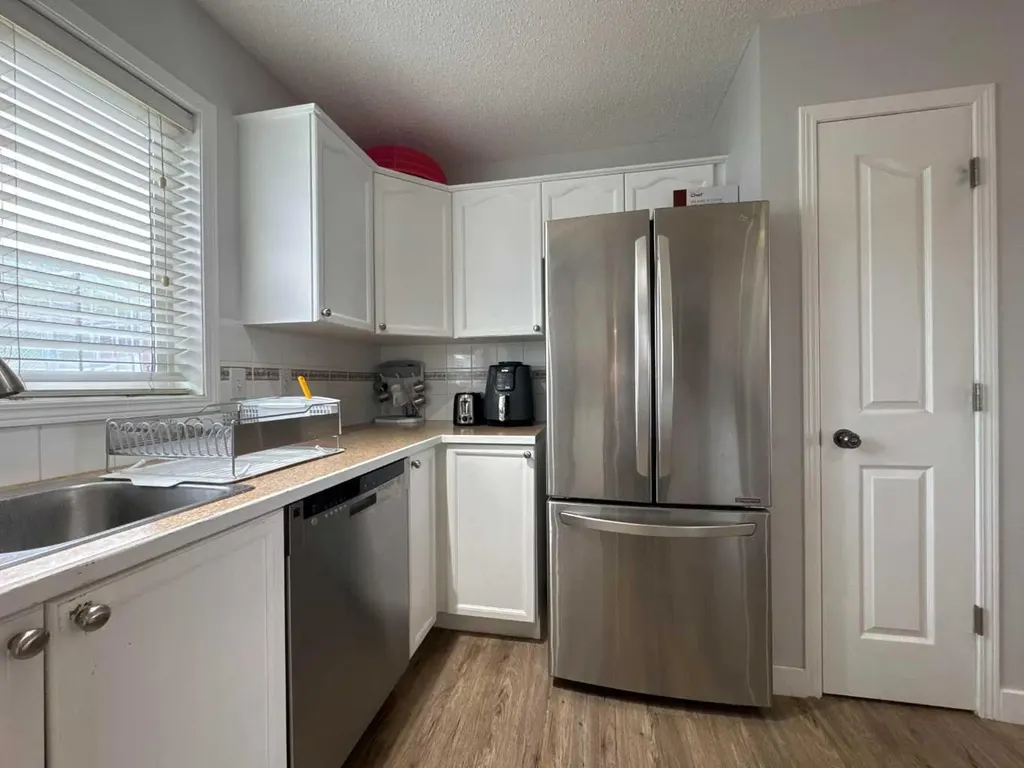 304 Ross Avenue Cochrane AB T4C 2J5