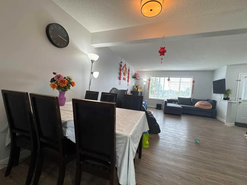 304 Ross Avenue Cochrane AB T4C 2J5