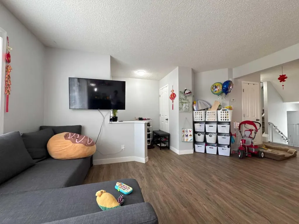 304 Ross Avenue Cochrane AB T4C 2J5