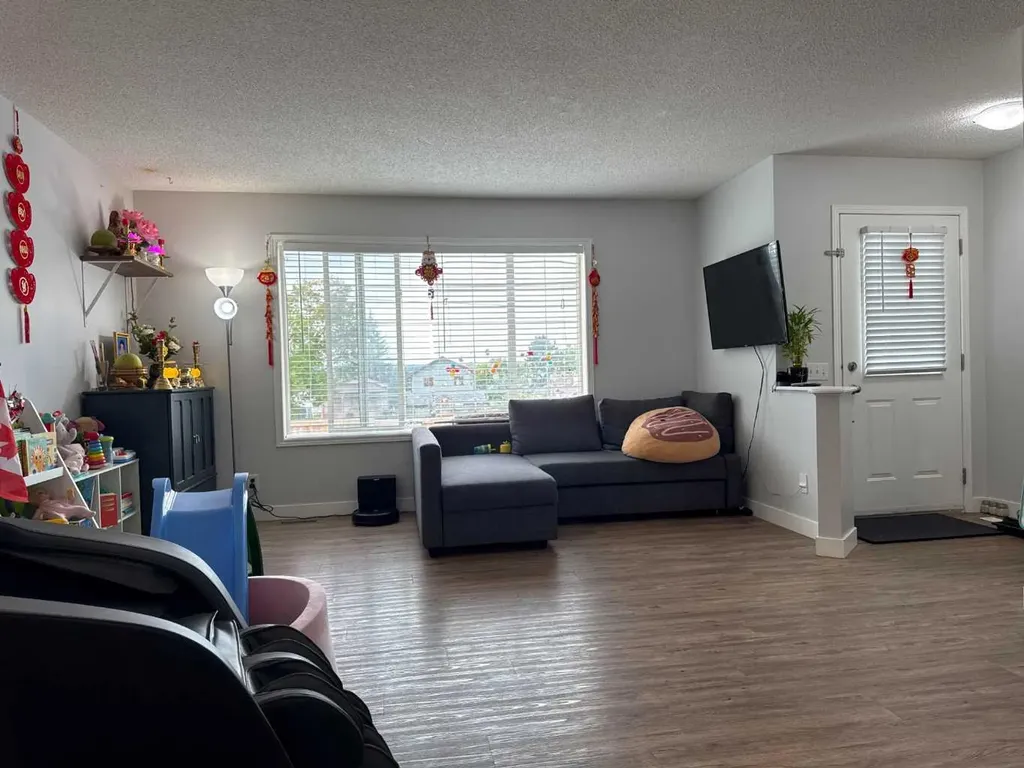 304 Ross Avenue Cochrane AB T4C 2J5