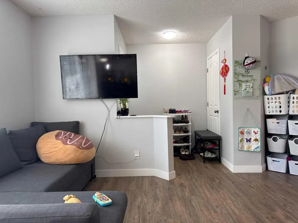 304 Ross Avenue Cochrane AB T4C 2J5