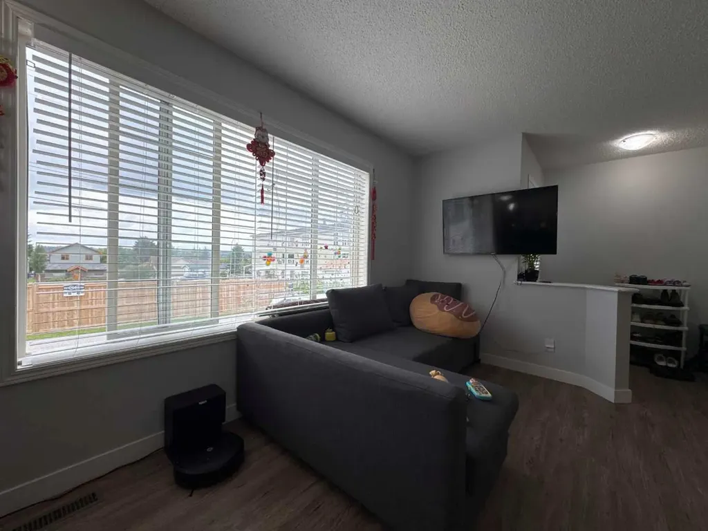 304 Ross Avenue Cochrane AB T4C 2J5
