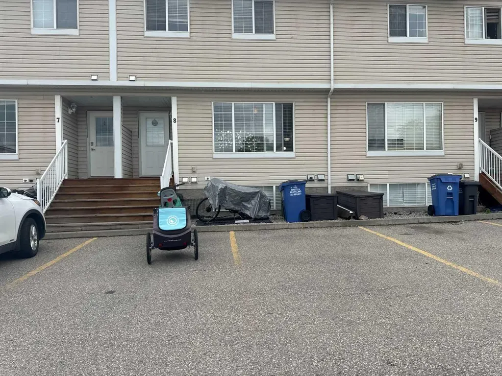 304 Ross Avenue Cochrane AB T4C 2J5