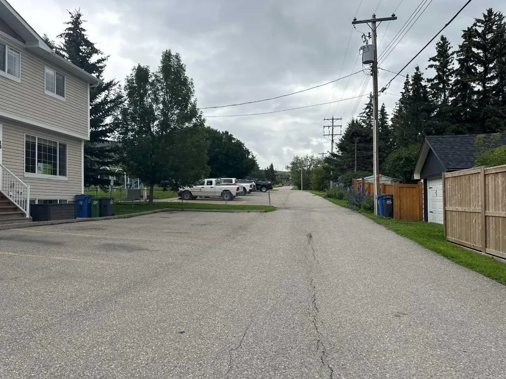 304 Ross Avenue Cochrane AB T4C 2J5