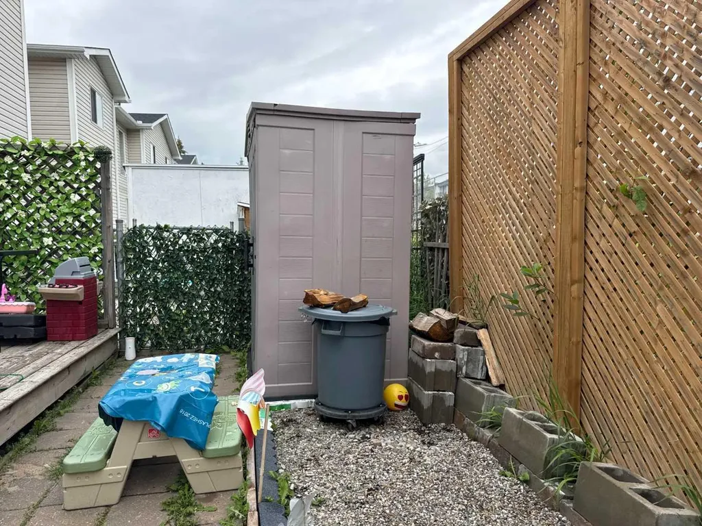 304 Ross Avenue Cochrane AB T4C 2J5