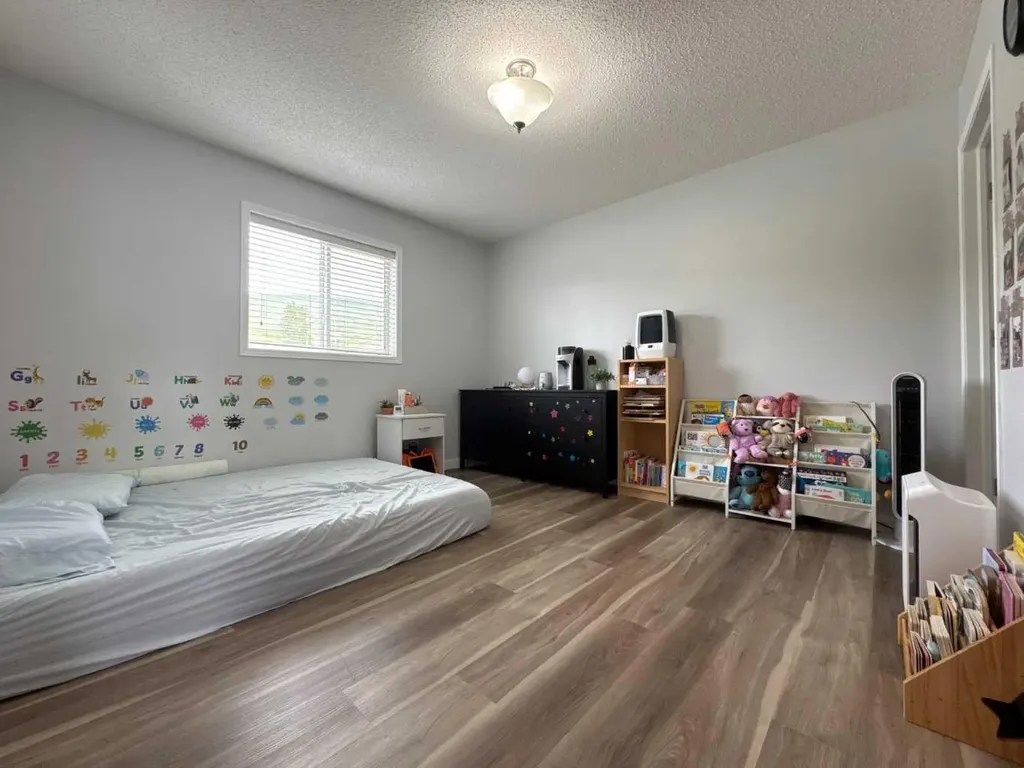 304 Ross Avenue Cochrane AB T4C 2J5