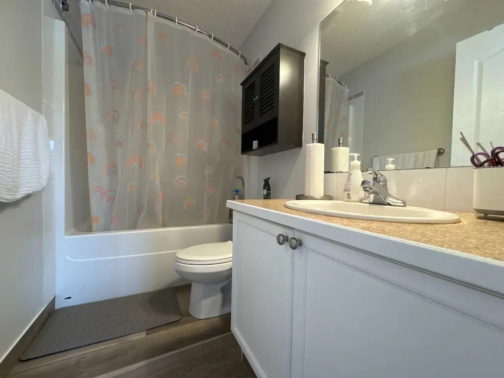 304 Ross Avenue Cochrane AB T4C 2J5