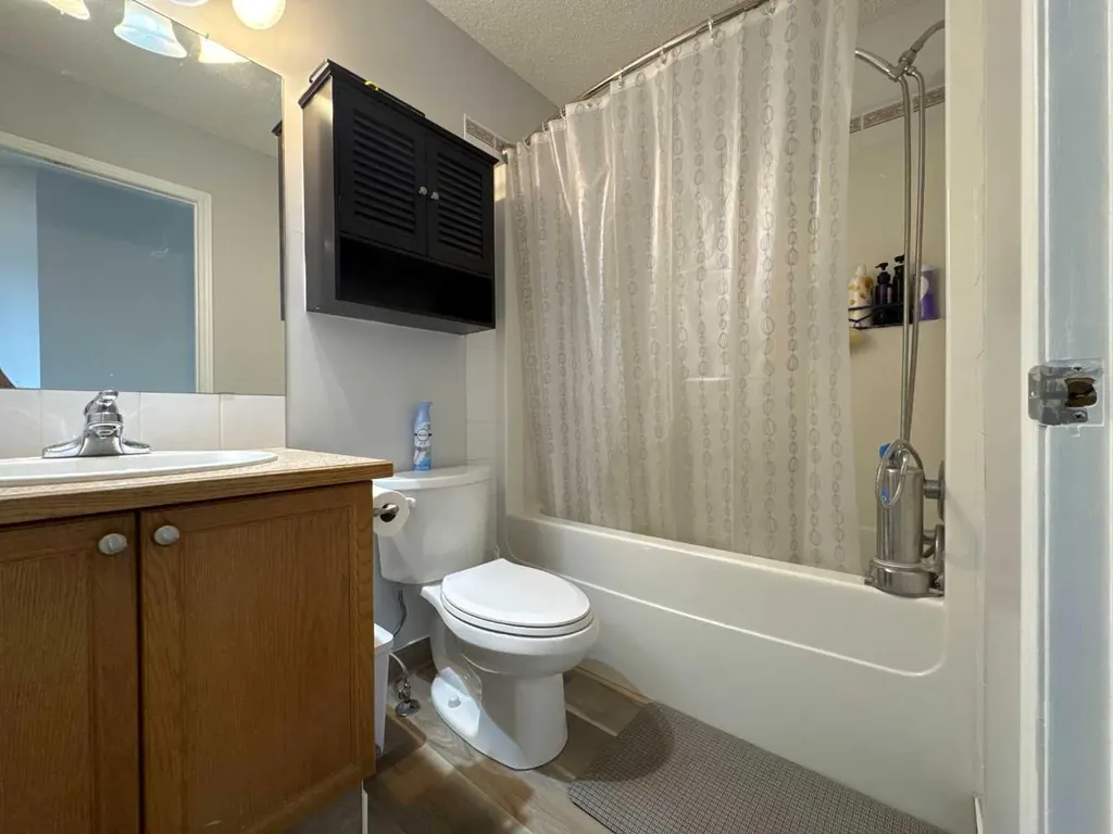 304 Ross Avenue Cochrane AB T4C 2J5