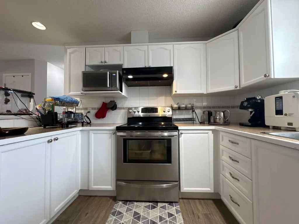 304 Ross Avenue Cochrane AB T4C 2J5