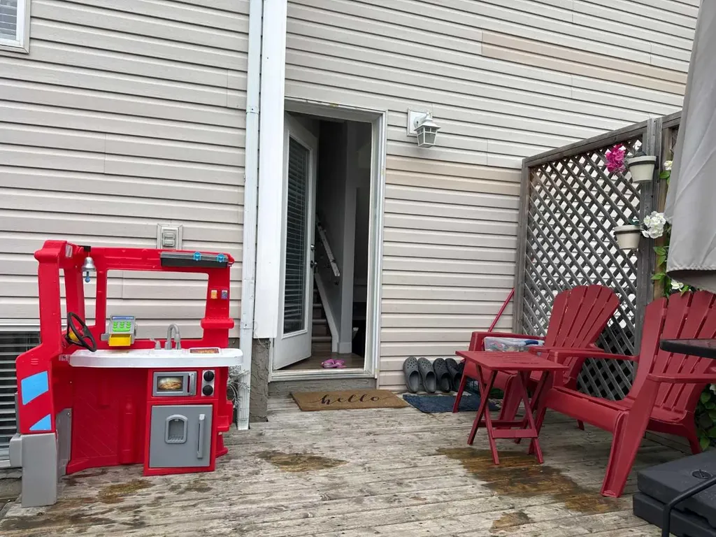 304 Ross Avenue Cochrane AB T4C 2J5