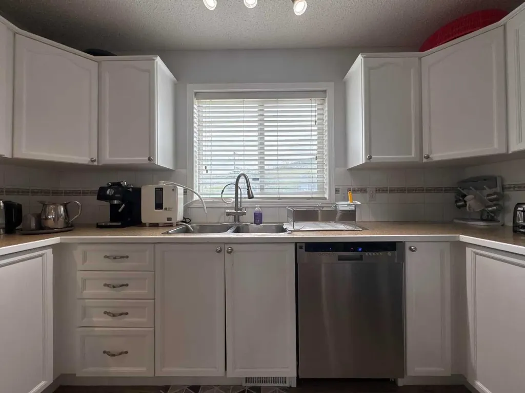 304 Ross Avenue Cochrane AB T4C 2J5