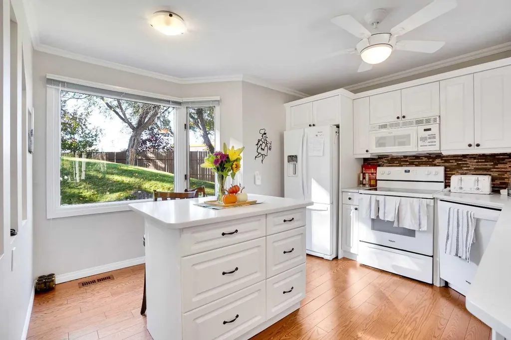 10910 Bonaventure Drive SE Calgary AB T2J 4Y9