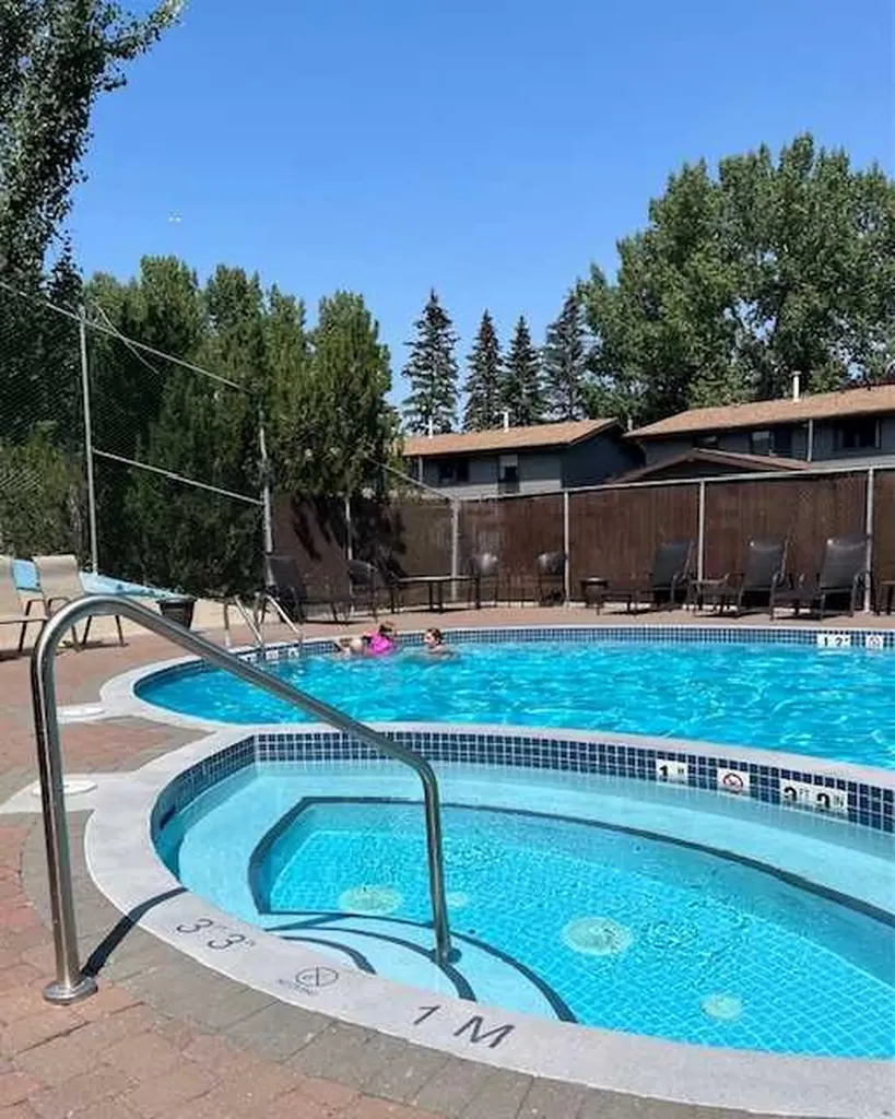 10910 Bonaventure Drive SE Calgary AB T2J 4Y9