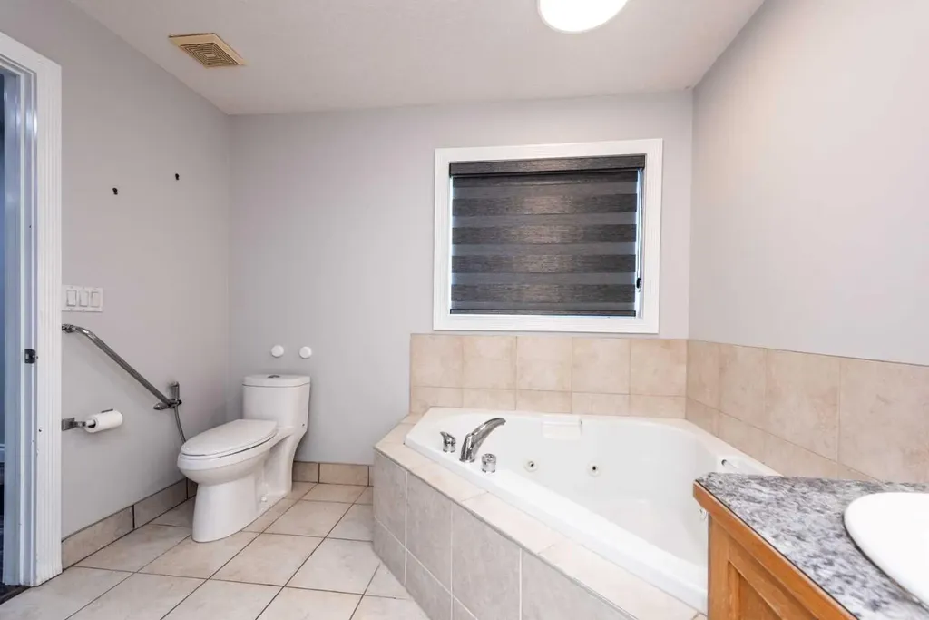 192 Cove Rise Rise Chestermere AB T1X 1S7