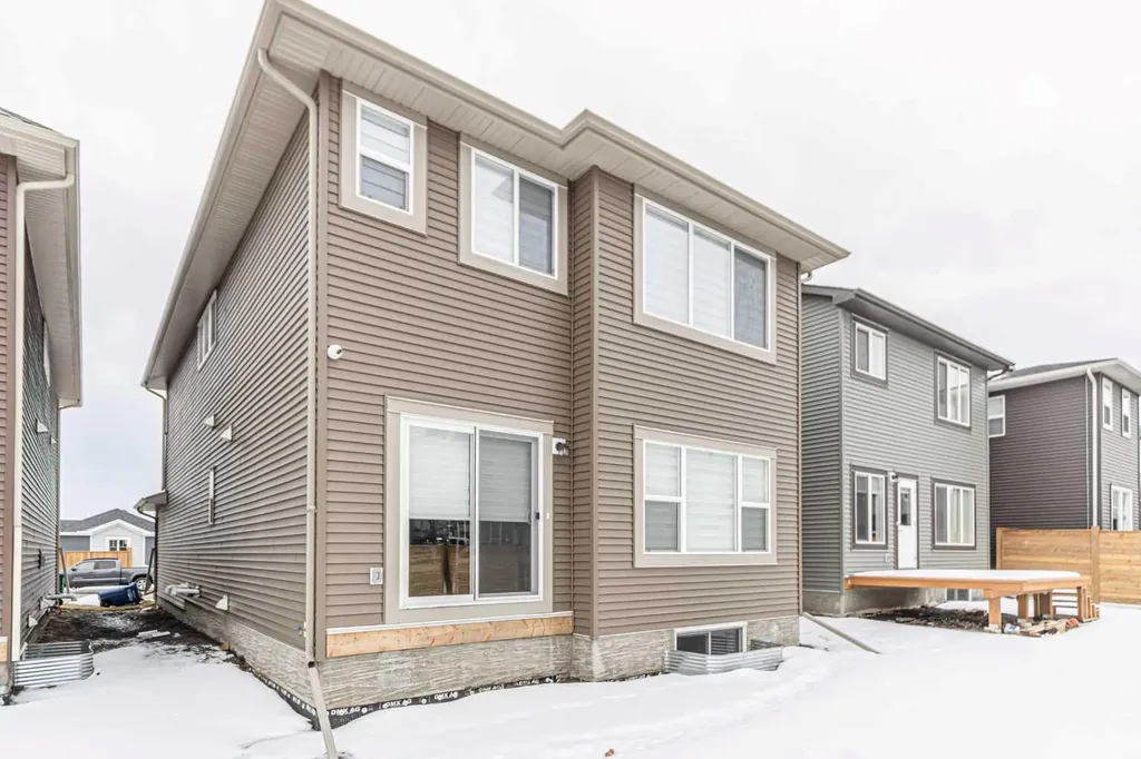 854 Cobblefield Manor SW Airdrie AB T4B5L9