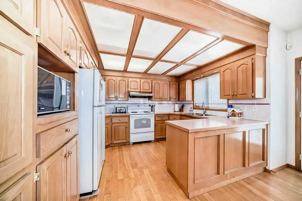 223 Hawkstone Close NW Calgary AB T3G 3P3