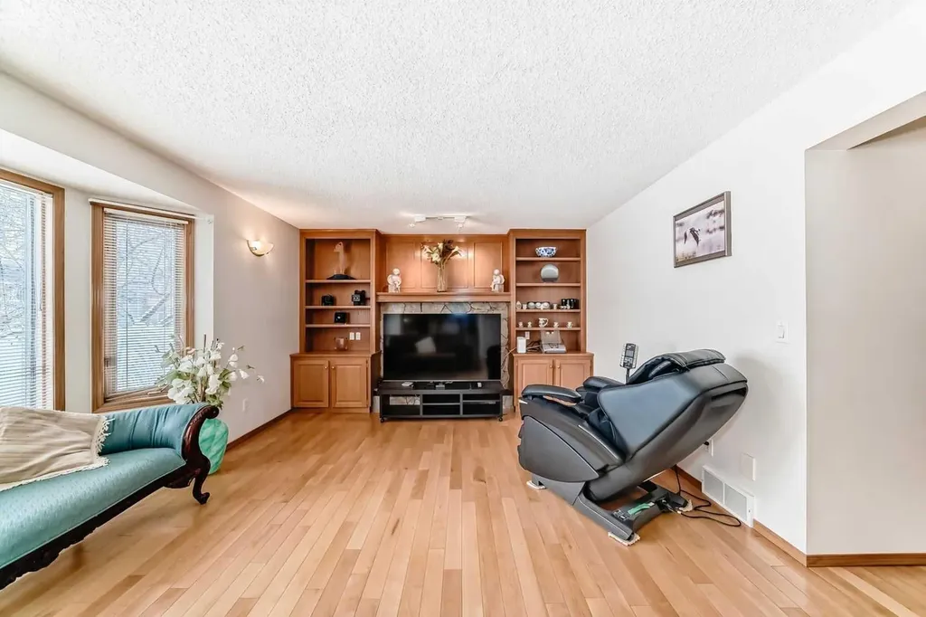 223 Hawkstone Close NW Calgary AB T3G 3P3