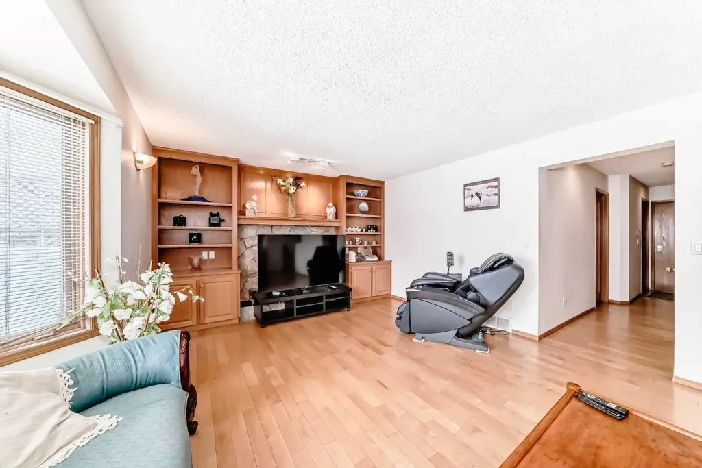 223 Hawkstone Close NW Calgary AB T3G 3P3