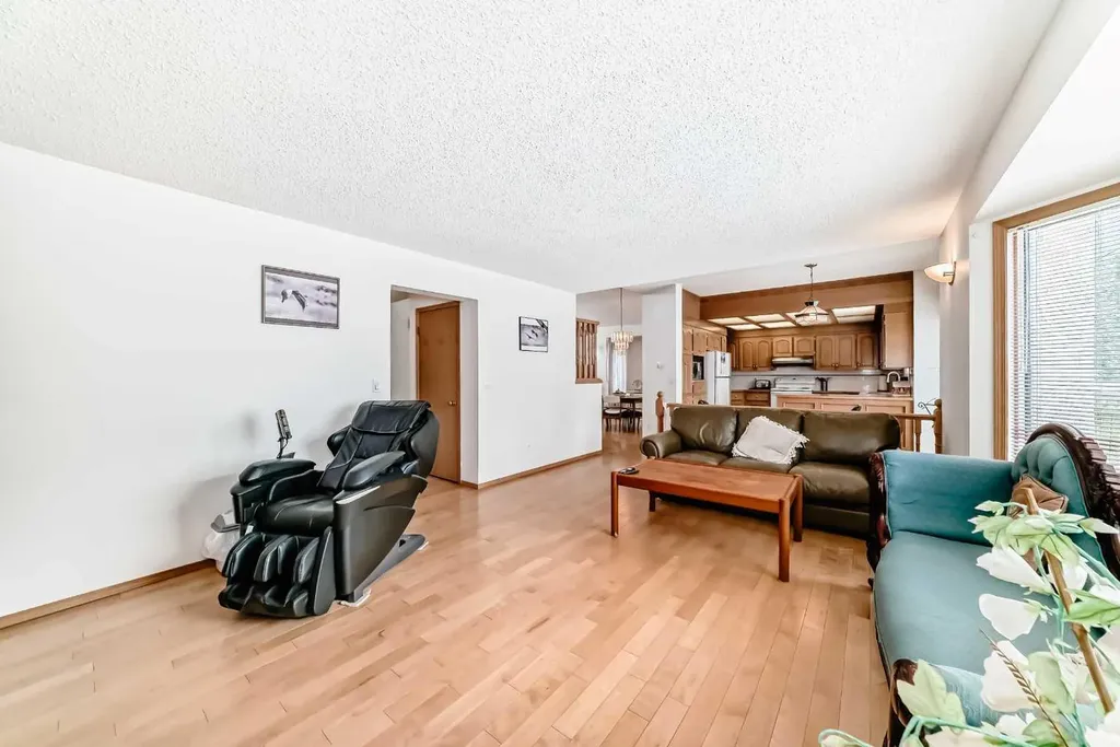 223 Hawkstone Close NW Calgary AB T3G 3P3
