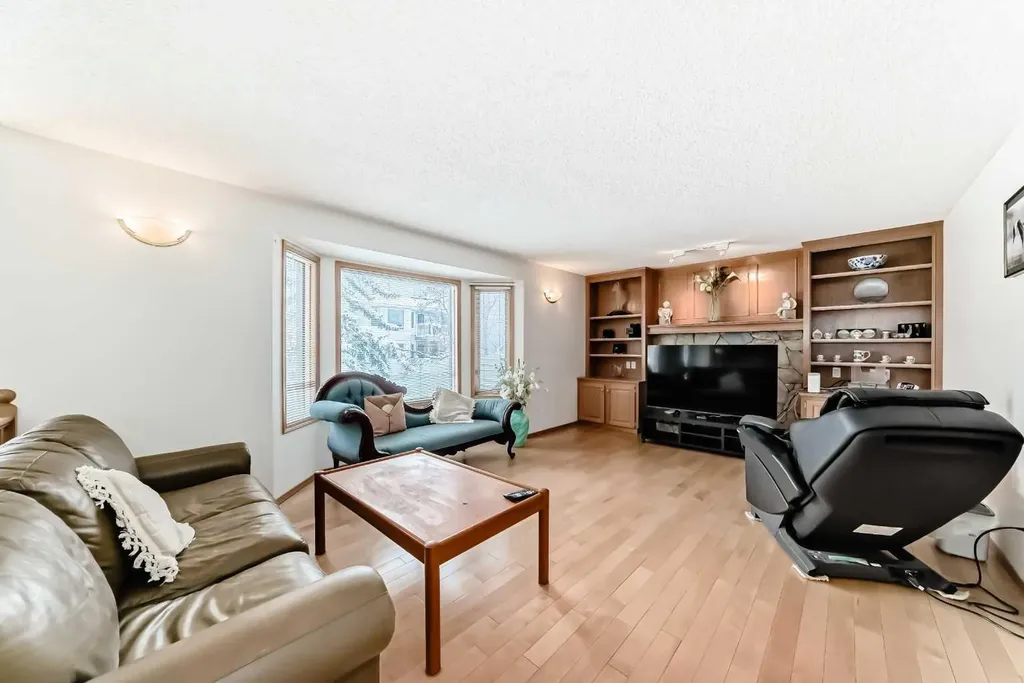 223 Hawkstone Close NW Calgary AB T3G 3P3
