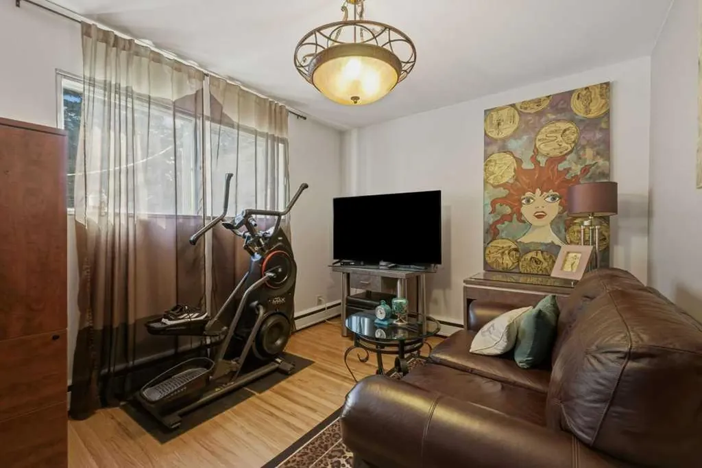 2428 14 Street SW Calgary AB T2T 3T6