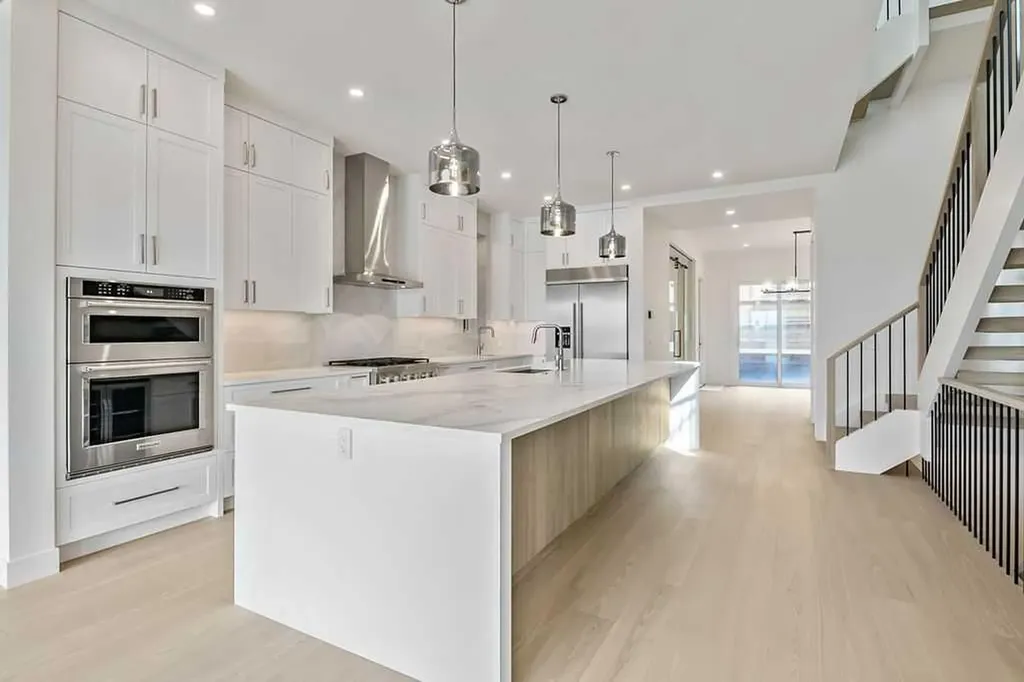 712 Bridge Crescent NE Calgary AB T2E 5B5